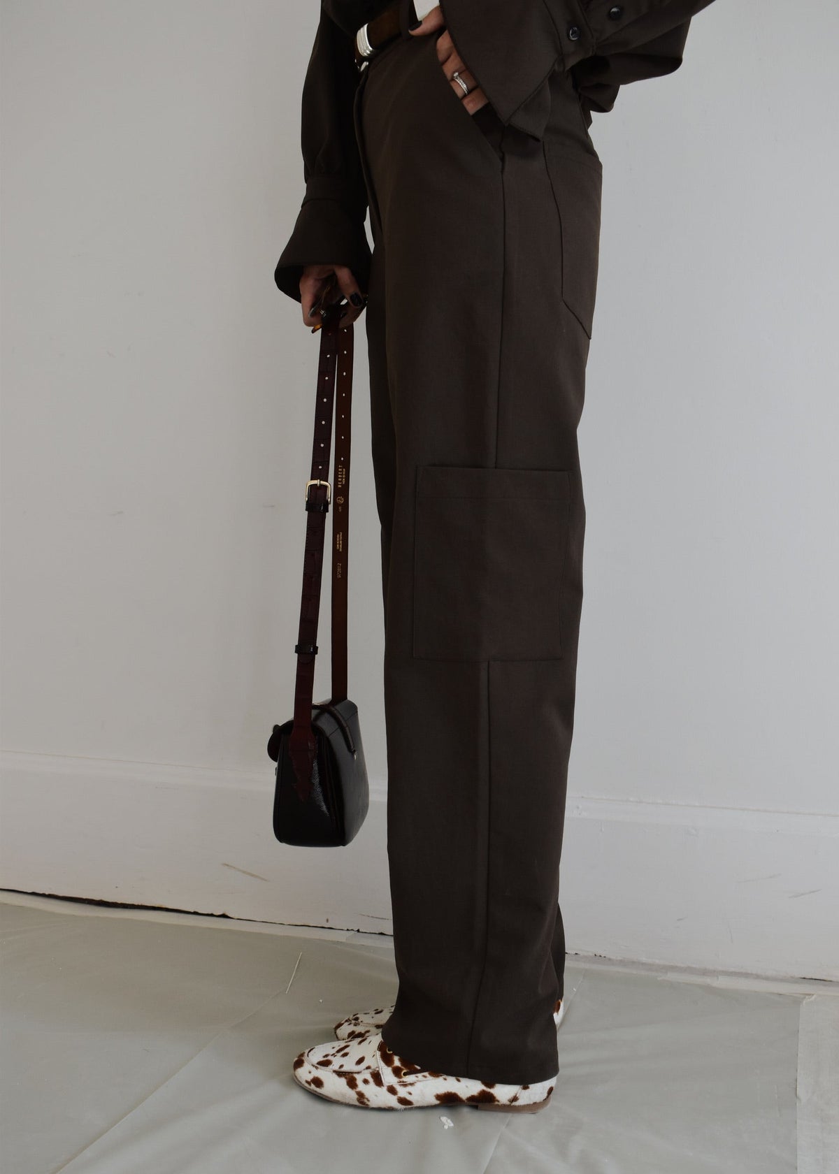 Pantalon Basile marron femme, détail de la coupe droite et ample
