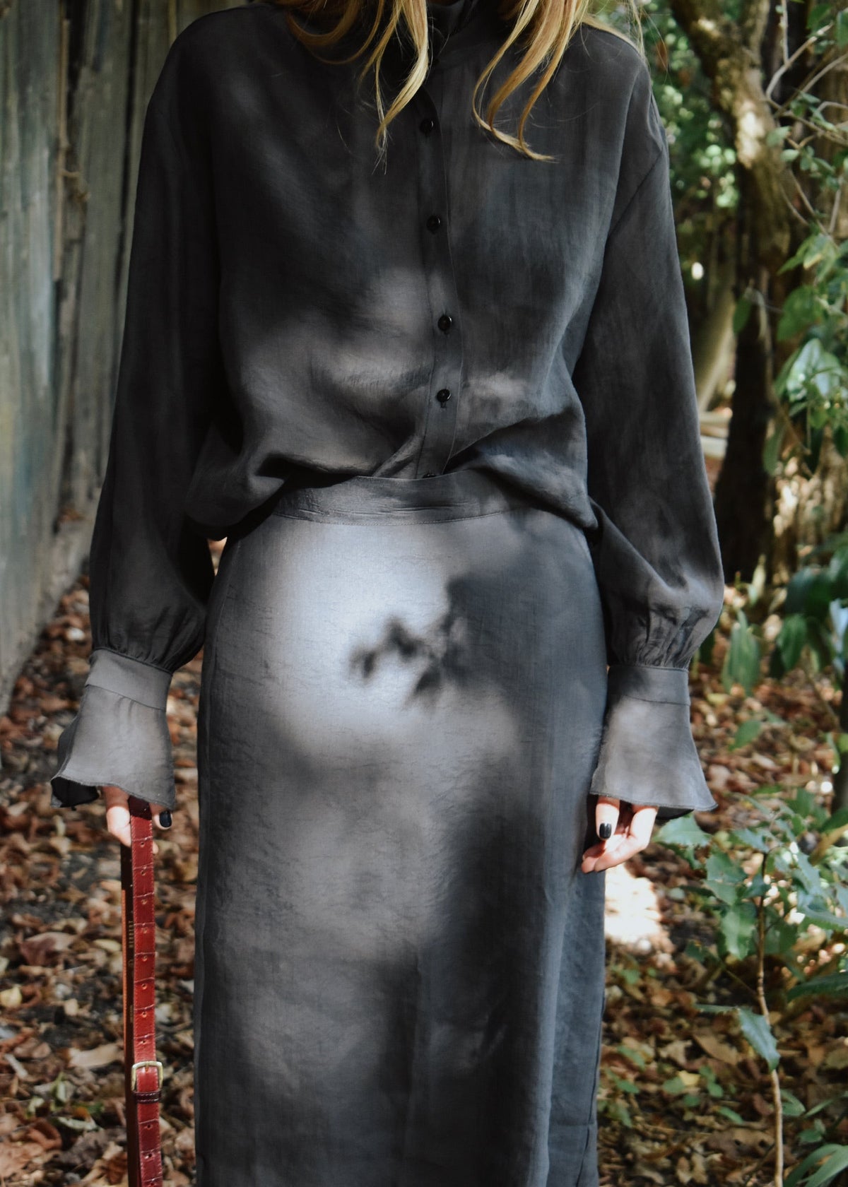 Jupe femme Ninon anthracite, détail de la coupe longue et fluide