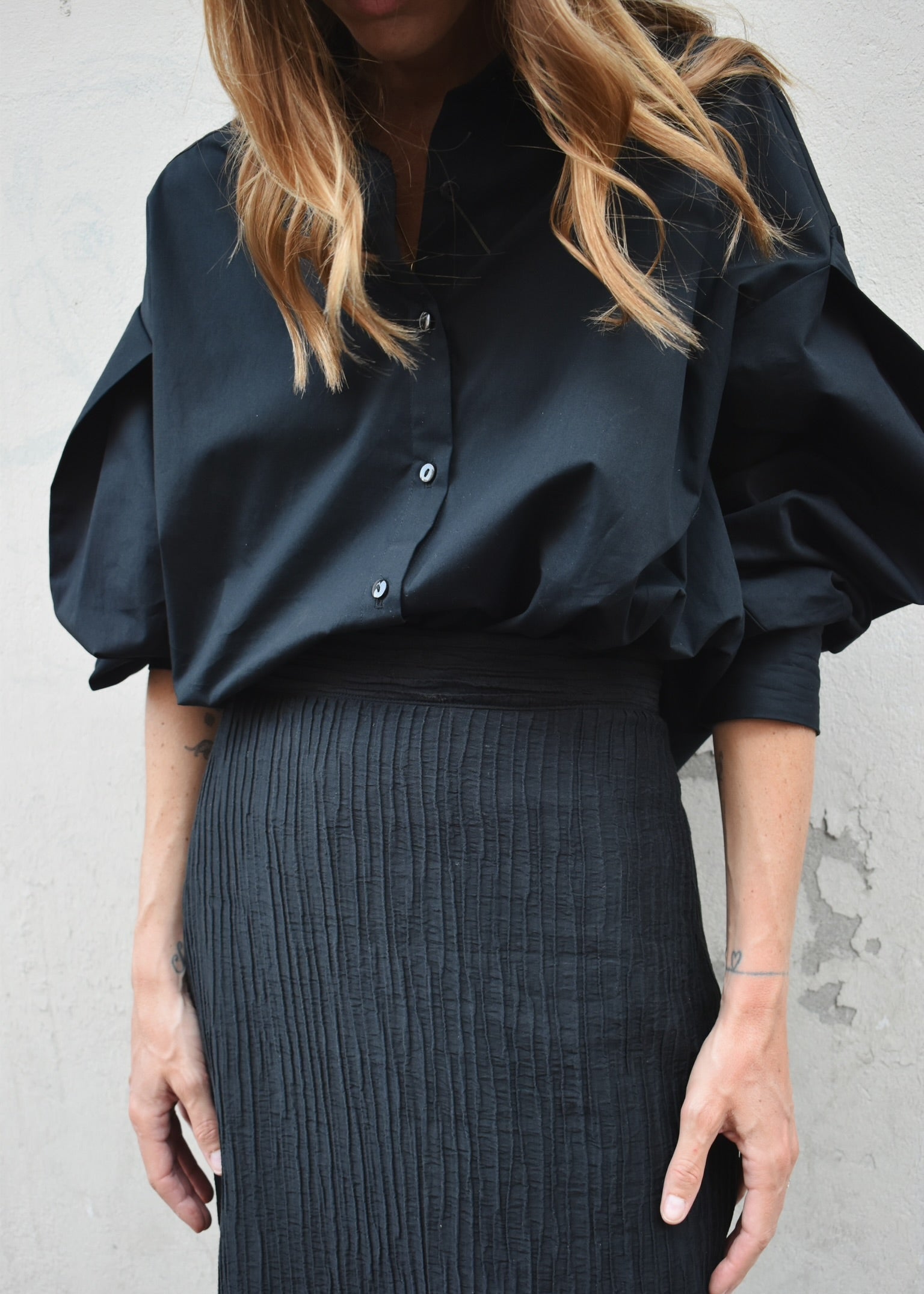Chemise noire Boy – détail des manches bouffantes