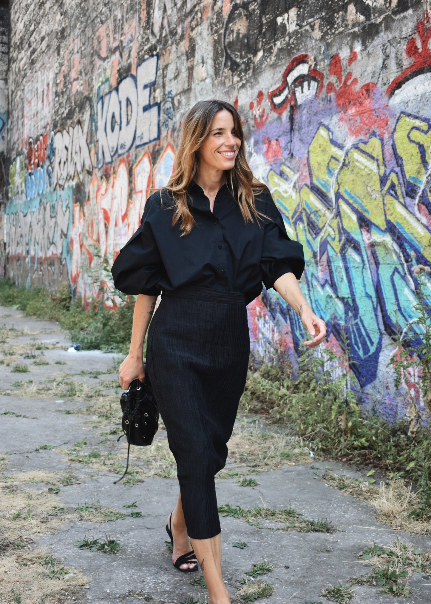 Chemise Boy noire oversize portée avec une jupe noire