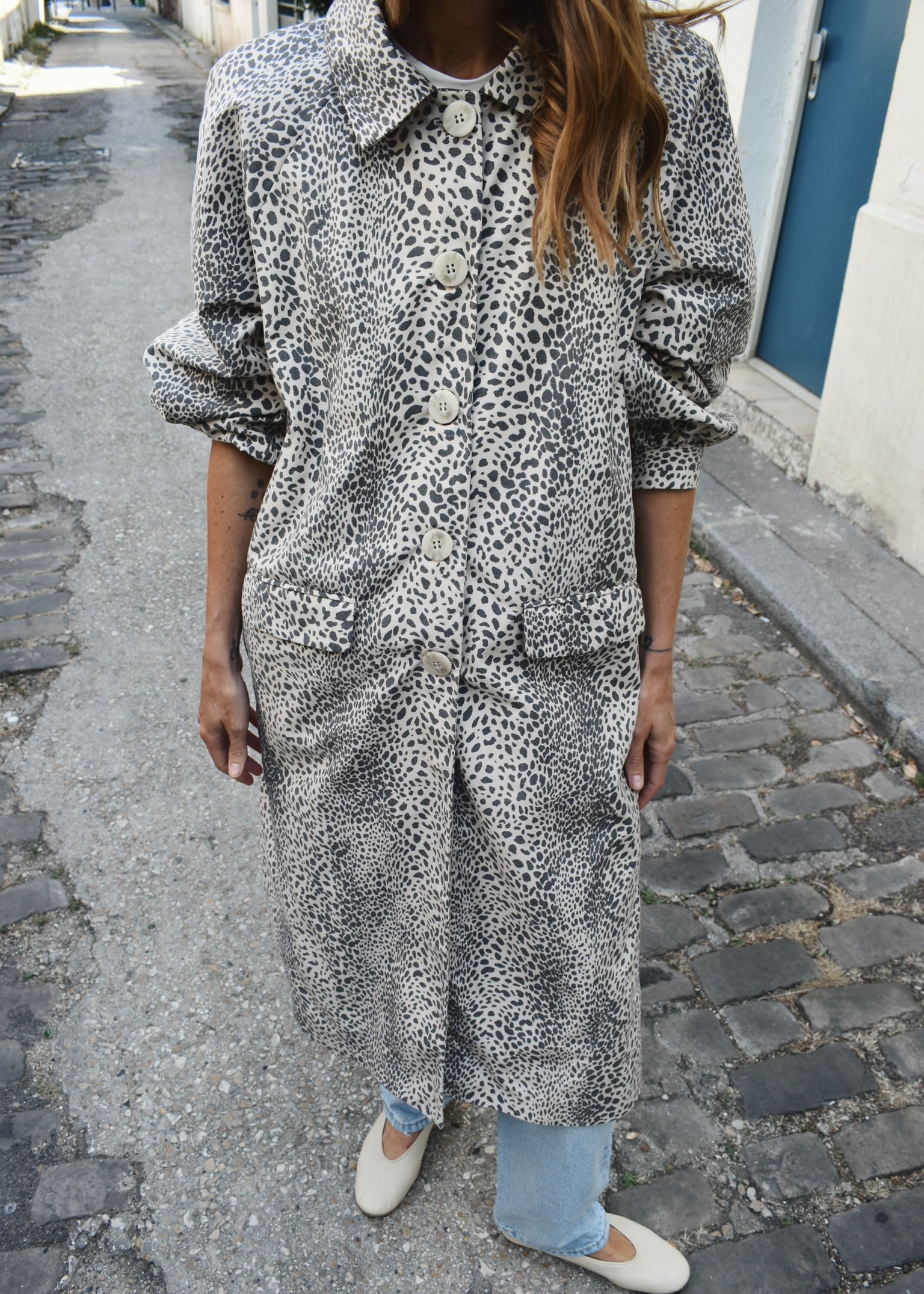 Trench Ona porté avec un jean – look femme