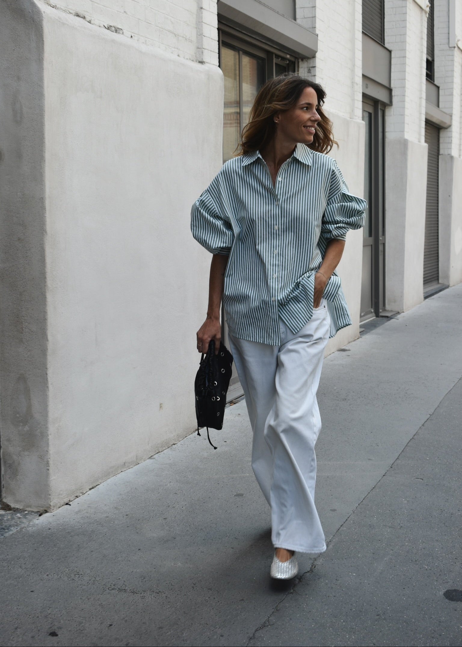 Chemise femme rayée Boy portée avec un pantalon blanc