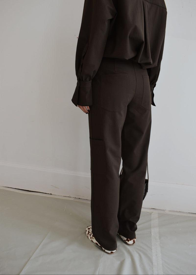 Pantalon Basile marron femme, vue de profil et coupe ample