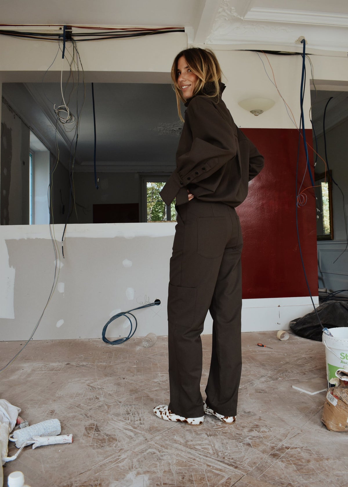 Pantalon cargo Basile marron porté avec chemise assortie, silhouette complète