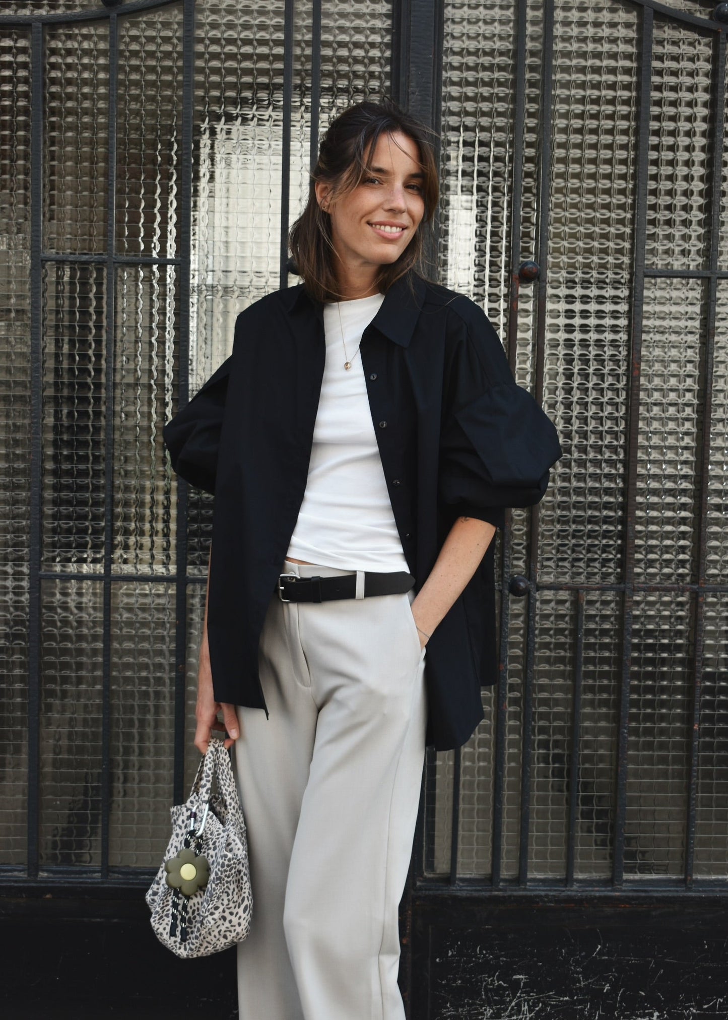 Chemise noire oversize Boy portée avec un pantalon blanc