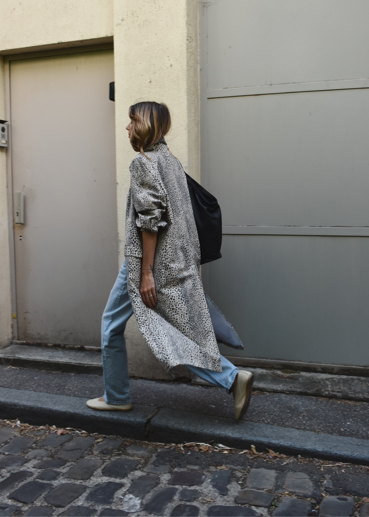 Trench femme Ona – détail des manches et poignets boutonnés