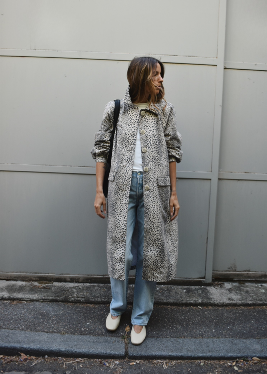 Trench femme oversize Ona porté ouvert