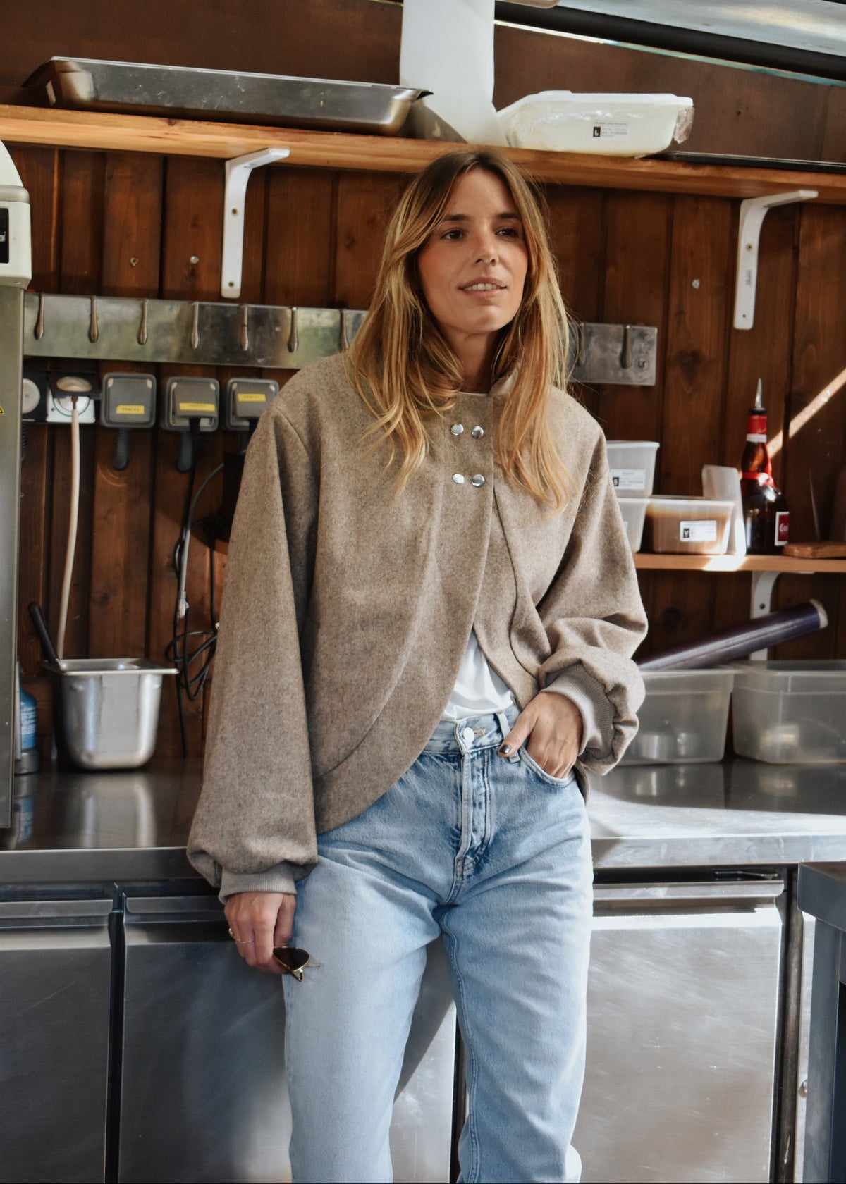 Bomber femme Léo en laine marron porté avec un jean, vue de face