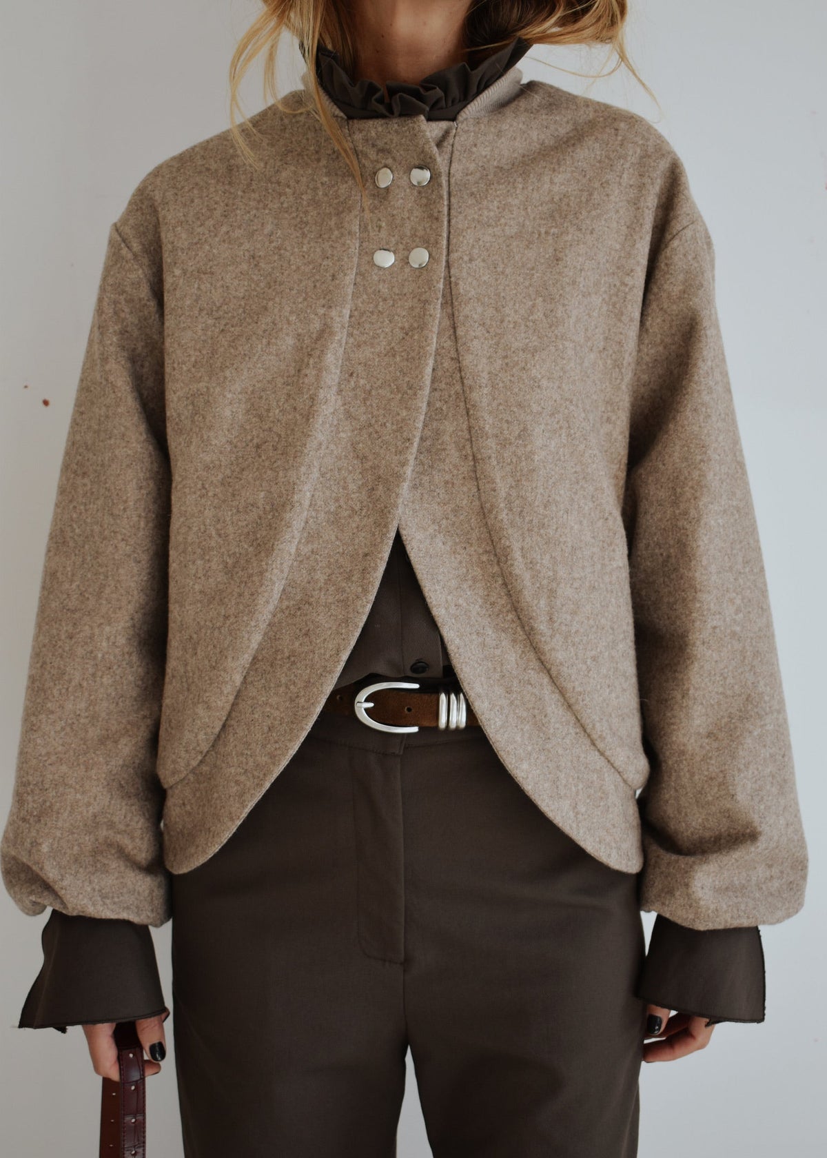 Bomber Léo en laine marron, détail de la coupe arrondie et des finitions