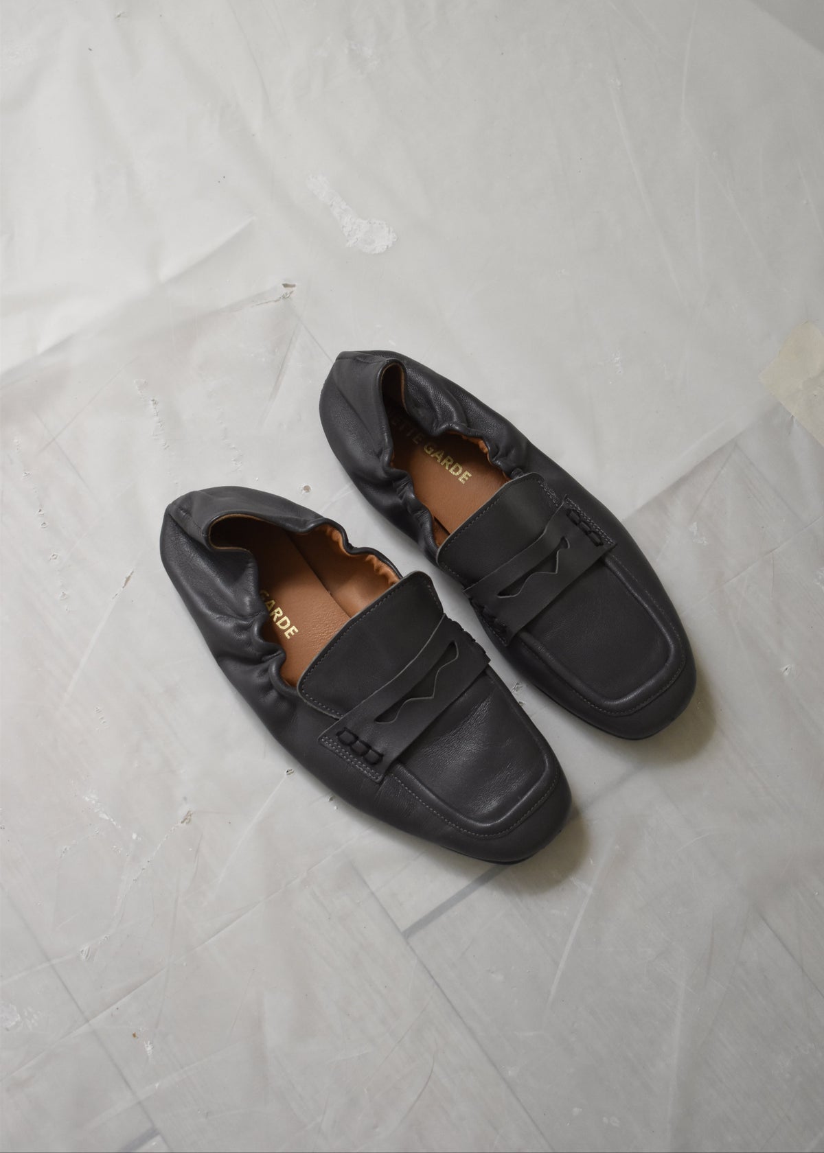 Mocassins femme Luce anthracite en cuir, ligne souple et forme plate