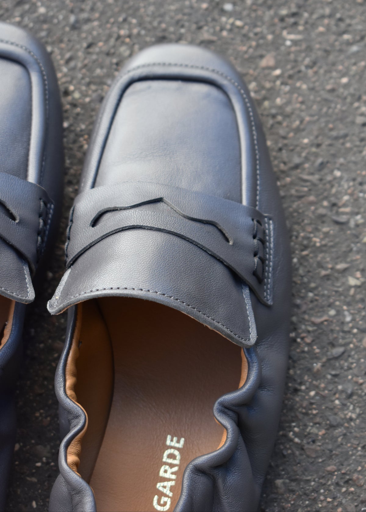Mocasín Luce de piel antracita, detalle de la parte superior y acabados.