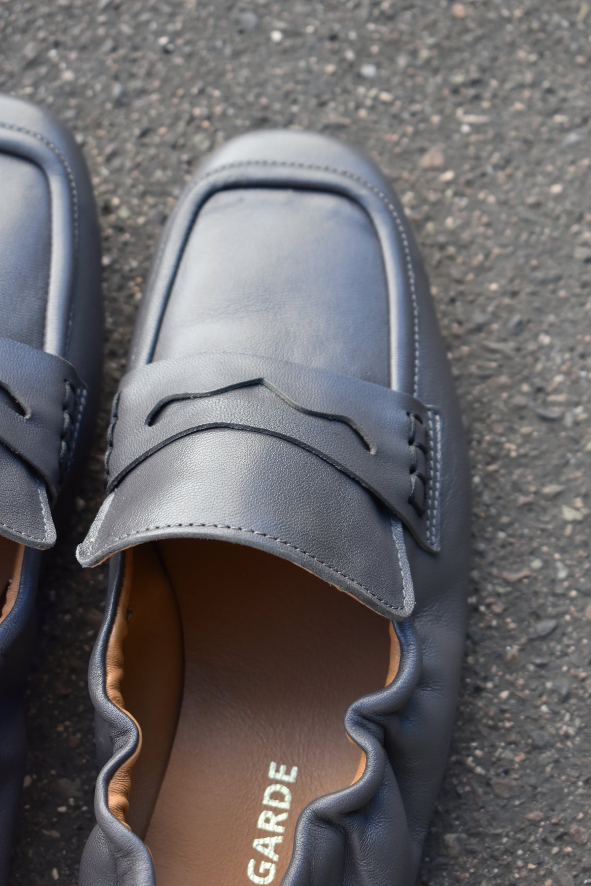 Mocassin Luce anthracite en cuir, détail de l’empeigne et des finitions
