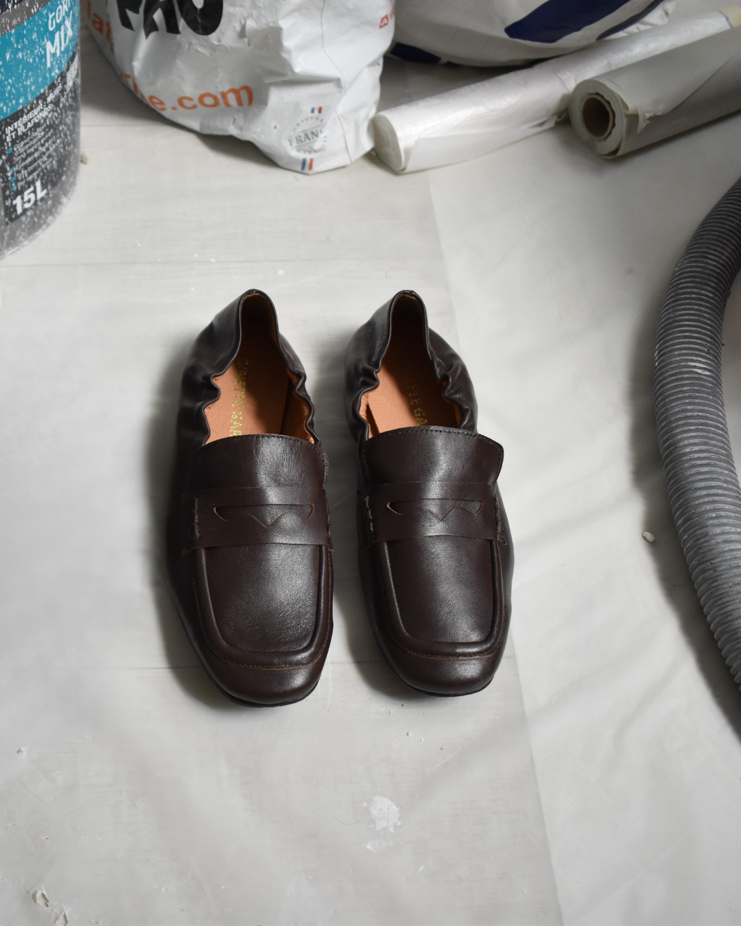 Mocassins Luce en cuir marron profond et anthracite, vue de dessus