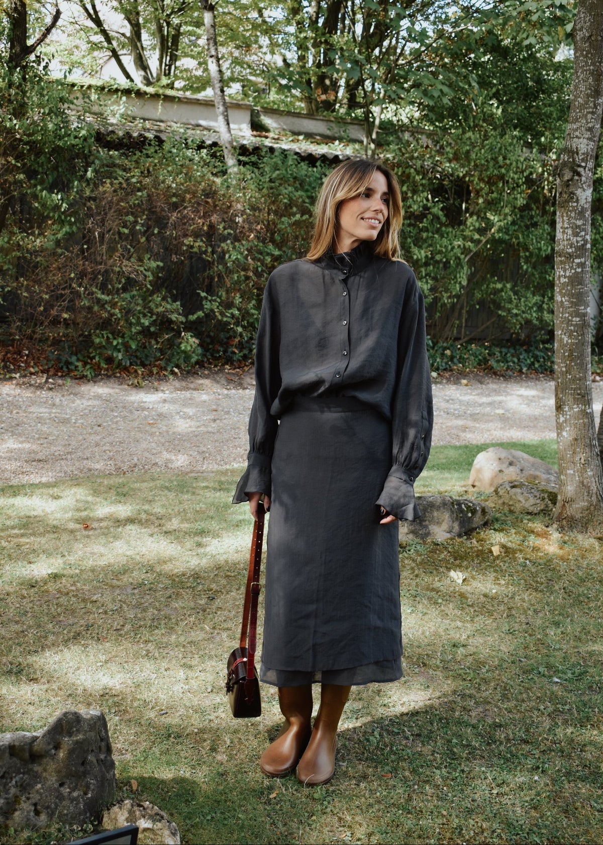 Jupe longue Ninon anthracite en viscose portée avec chemise assortie