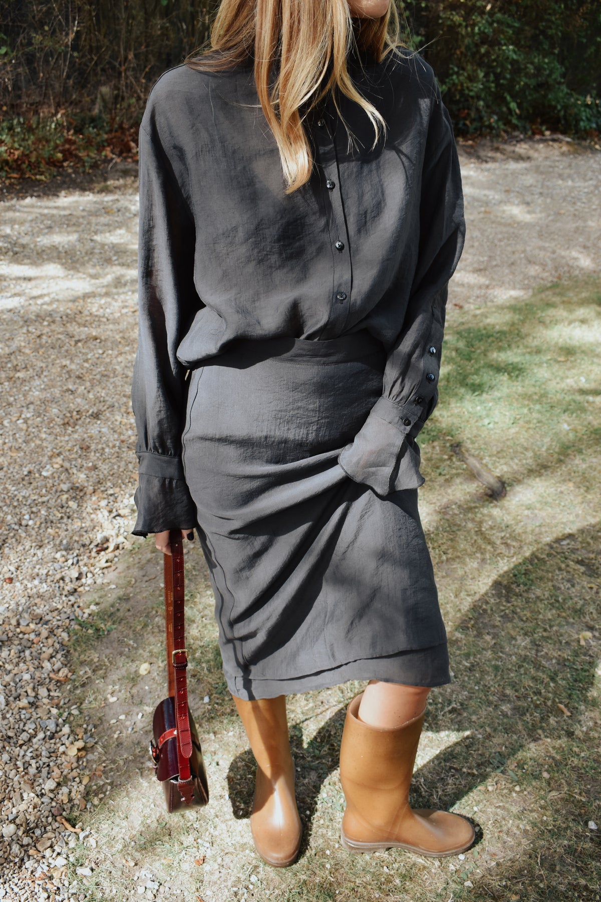 Jupe longue anthracite Ninon portée en extérieur avec bottines