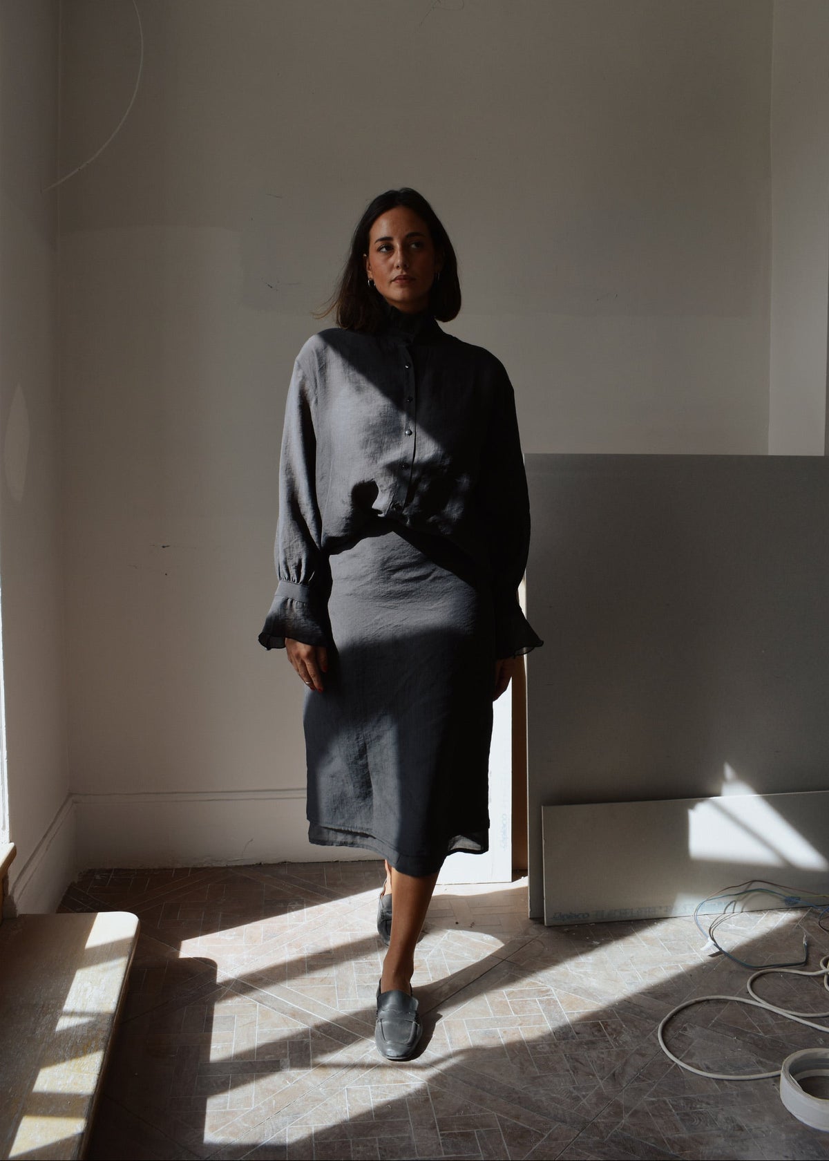 Jupe femme Ninon en viscose anthracite, silhouette complète vue de face