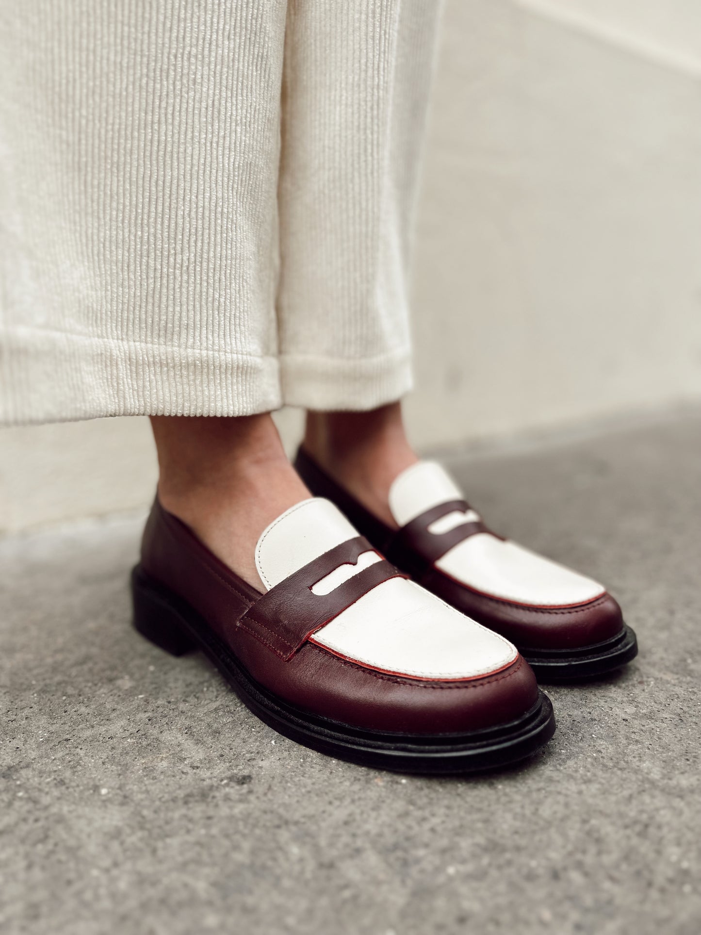 Mocasines Ginette Garde - burdeos y crudo