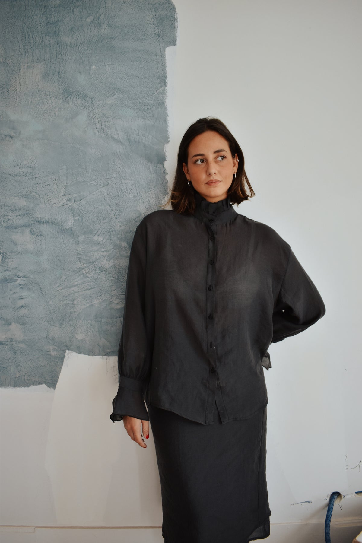 Chemise Victoria anthracite en viscose, coupe ample vue de face