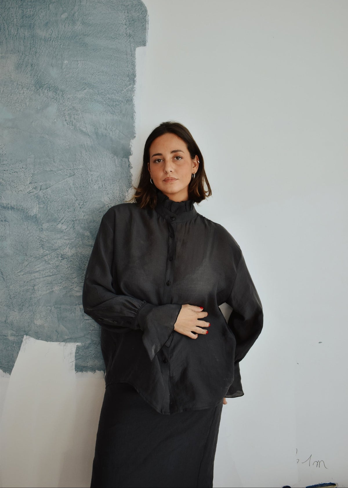 Chemise Victoria anthracite femme, détail de la coupe fluide et des manches volumineuses