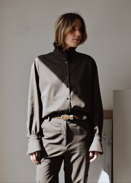 Chemise femme Victoria marron en coton et viscose avec col victorien et manches volantées