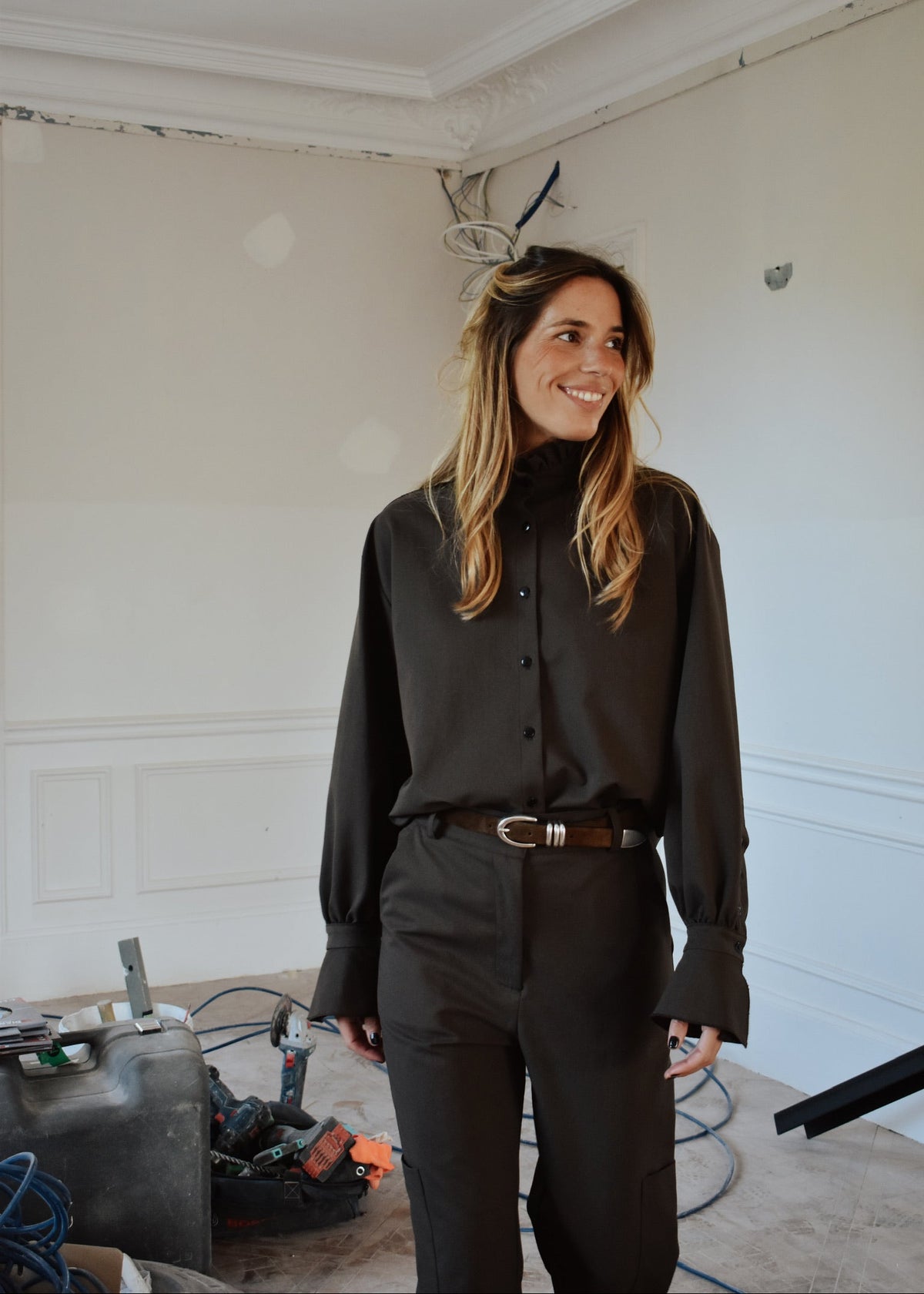 Chemise Victoria marron femme portée avec un pantalon assorti, silhouette complète