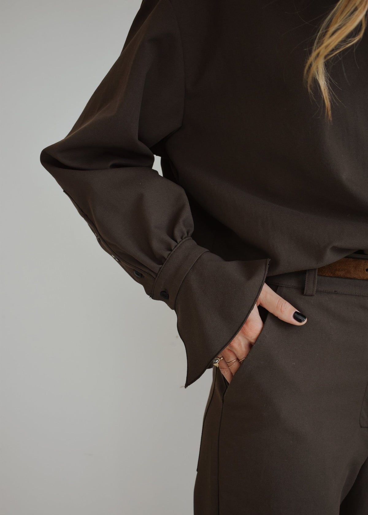 Chemise femme Victoria marron, détail de la manche volantée et du poignet