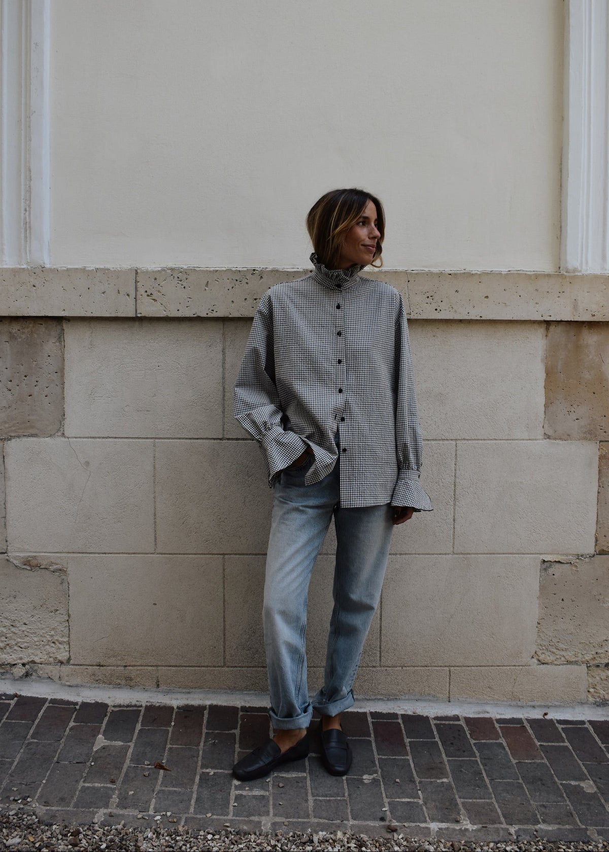 Chemise Victoria femme en coton vichy noir et blanc portée avec un jean, vue de face