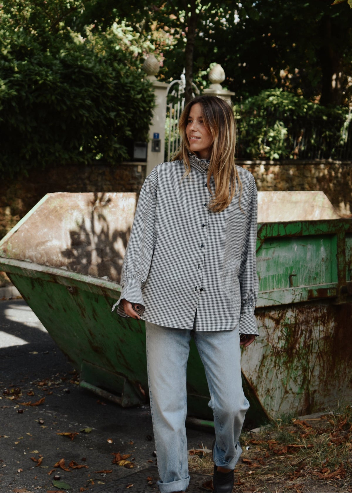 Chemise femme Victoria à carreaux vichy noir et blanc portée en extérieur