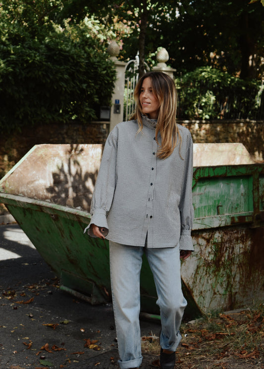 Chemise femme Victoria à carreaux vichy noir et blanc portée en extérieur
