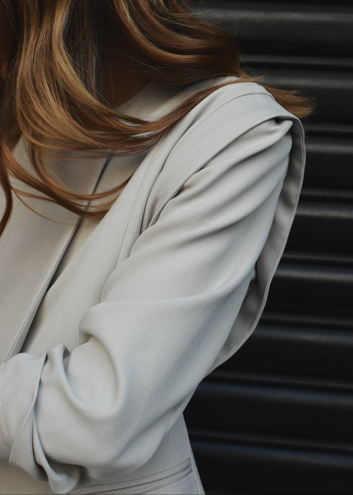 Détail de la veste Will écrue – manches et coupe structurée